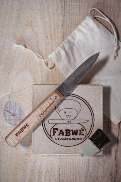 Coffret cadeau couteau L'Compagnon : couteau, boîte, sachet en tissu et brosse à champignons